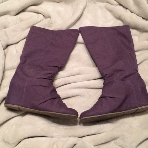 Gently worn fabric boots with 3.5 inch high @ heel - Picture 4 of 8